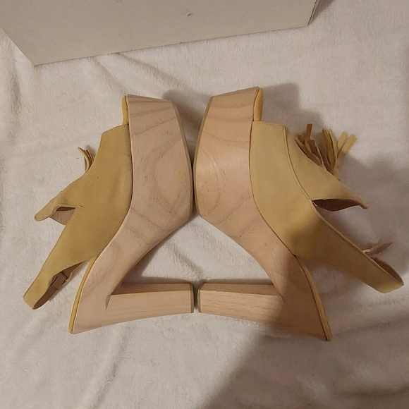 Bettye Muller - Picture 4 of 6